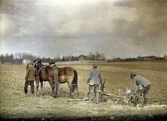 1917年にフランスのマルヌで2頭の馬を耕している農夫と2人のフランス兵（オートクローム）